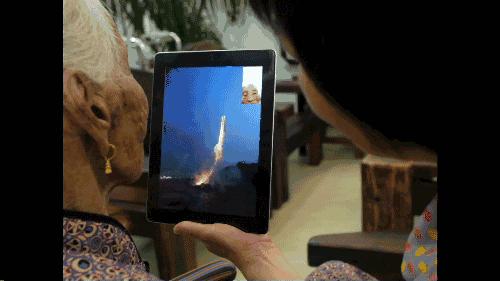 给奶奶“造”了一架天梯,靠*药火**爆炸作画,全球最会“玩火”的人