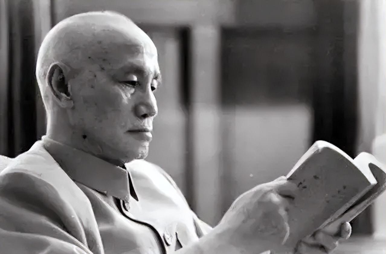 1955年十大元帅授衔，蒋介石指着陈毅对宋美龄说：这个人太厉害了