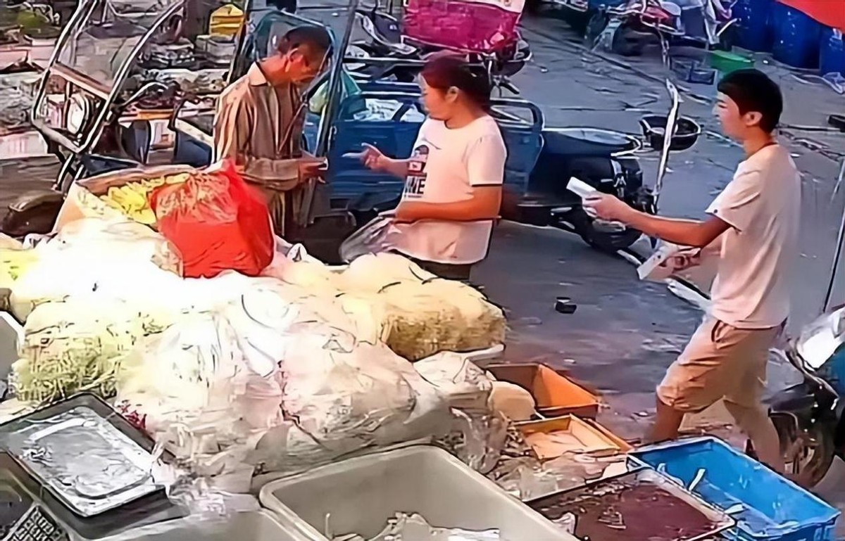 一位老人用手绘纸币买面,浙江老人手绘人民币买面条