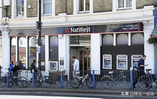 一个讨钱的家伙每天挣500美元，住在50万美元的房子里