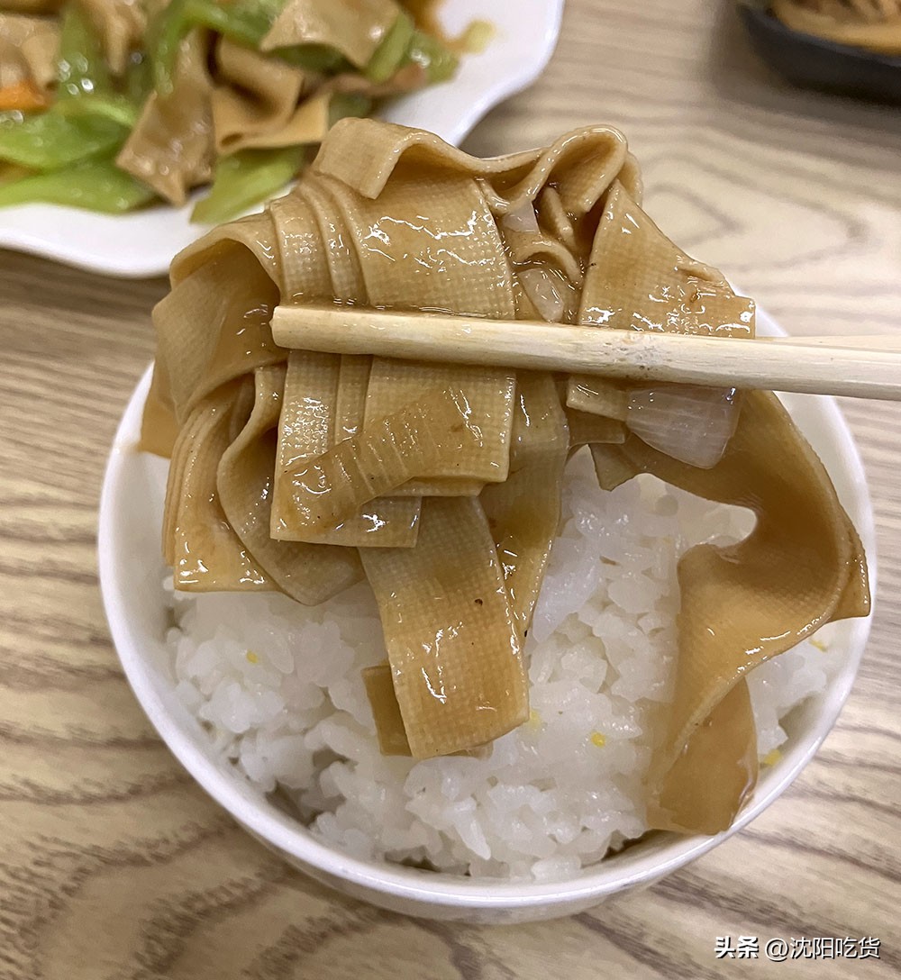 现在的饭店菜量很少价格很贵,现在的餐馆