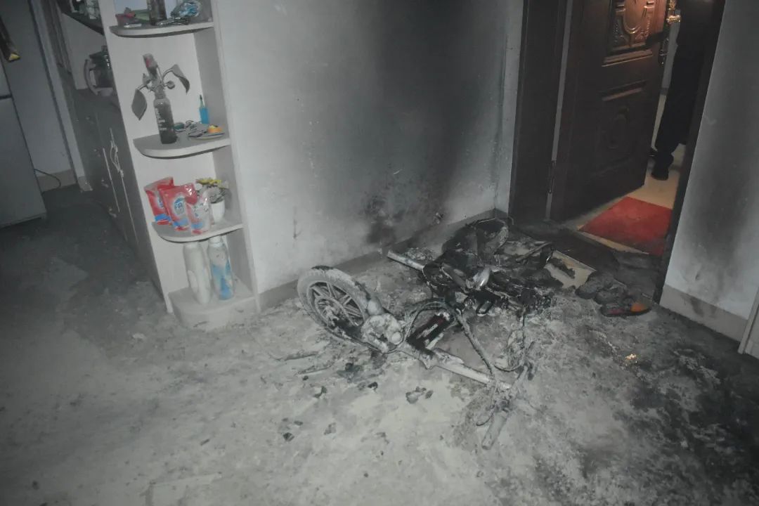 突发火灾又是电动车惹的祸,危险近期多起电动车引发火灾事件
