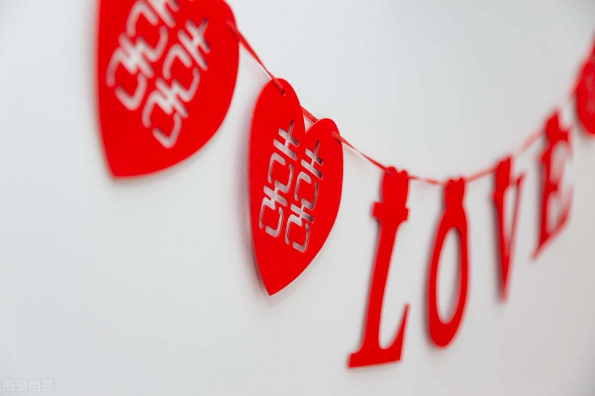 女保安用摄像头跟踪帅哥，领导发现后将她开除，后来她怎么了