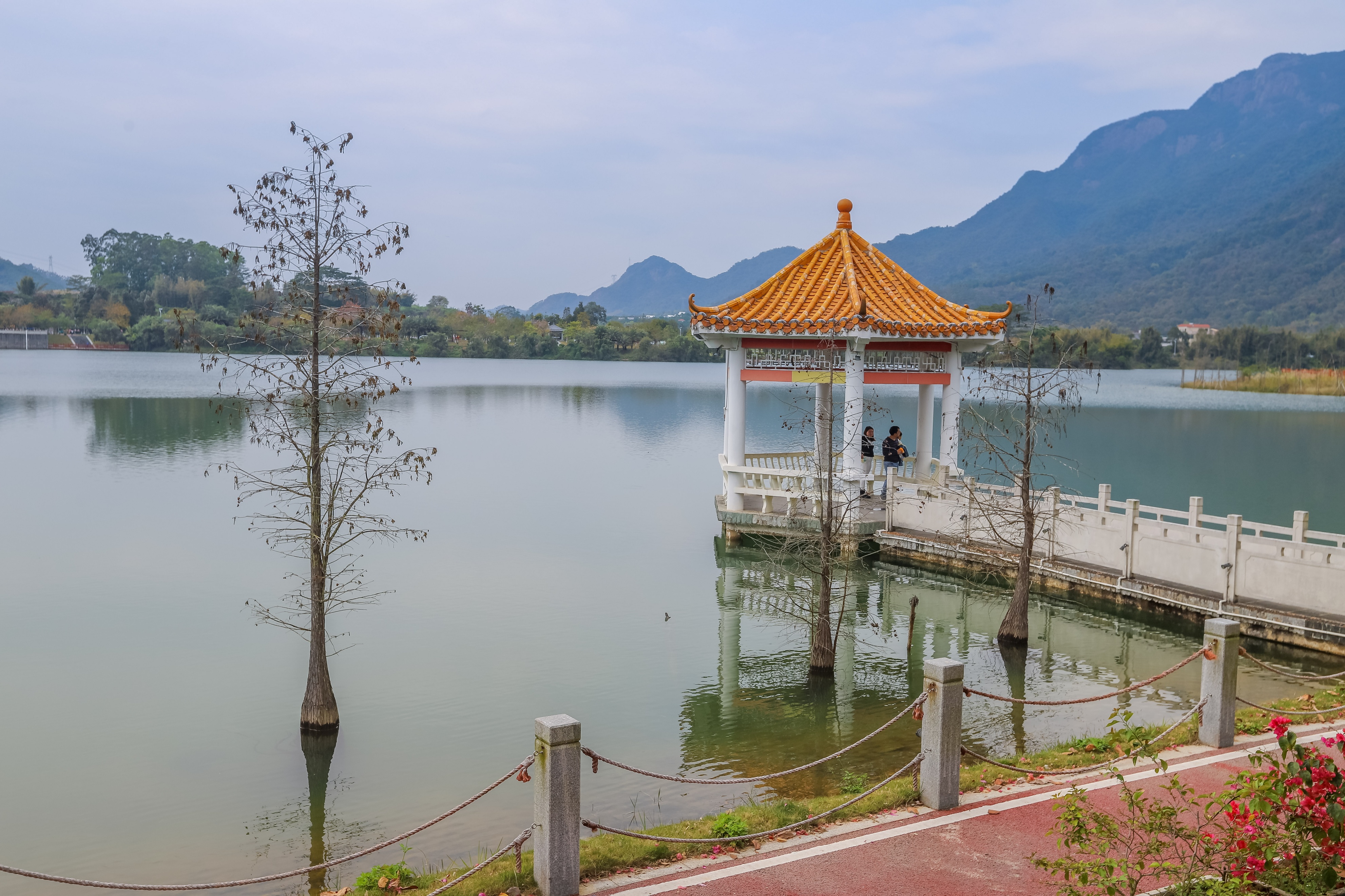 距离九寨沟不远的景点,距广州一千公里的地方