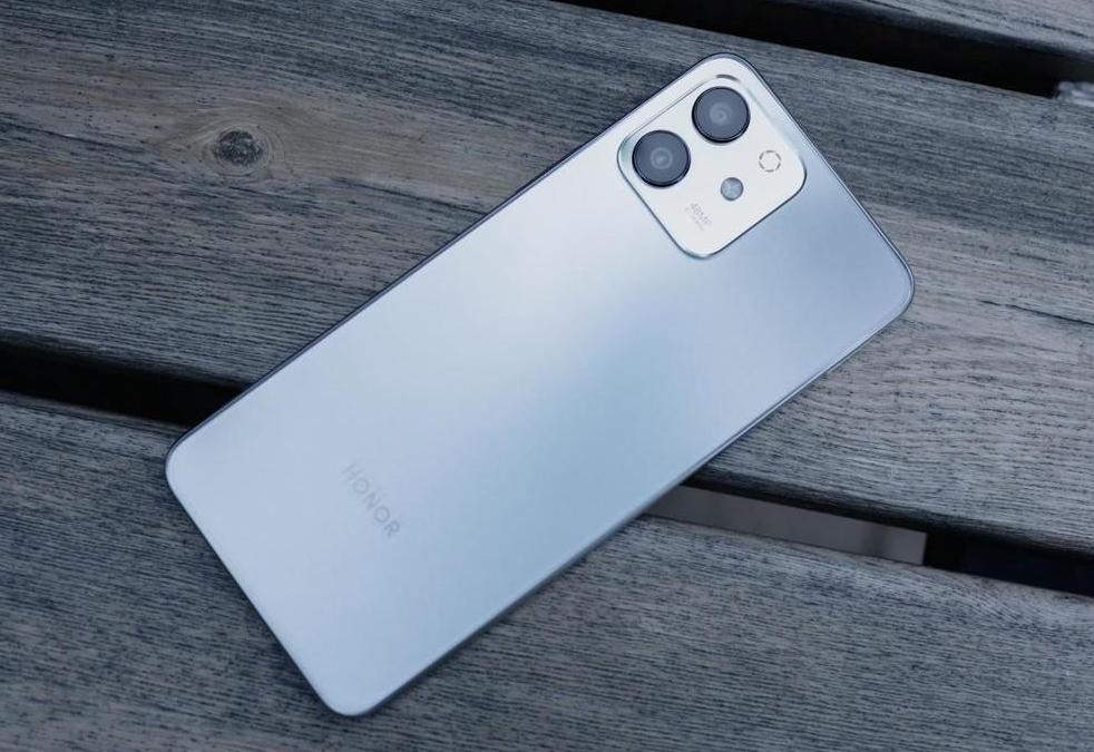 给父母用性价比高的手机推荐,送父母1500-2000元最值得推荐的手机