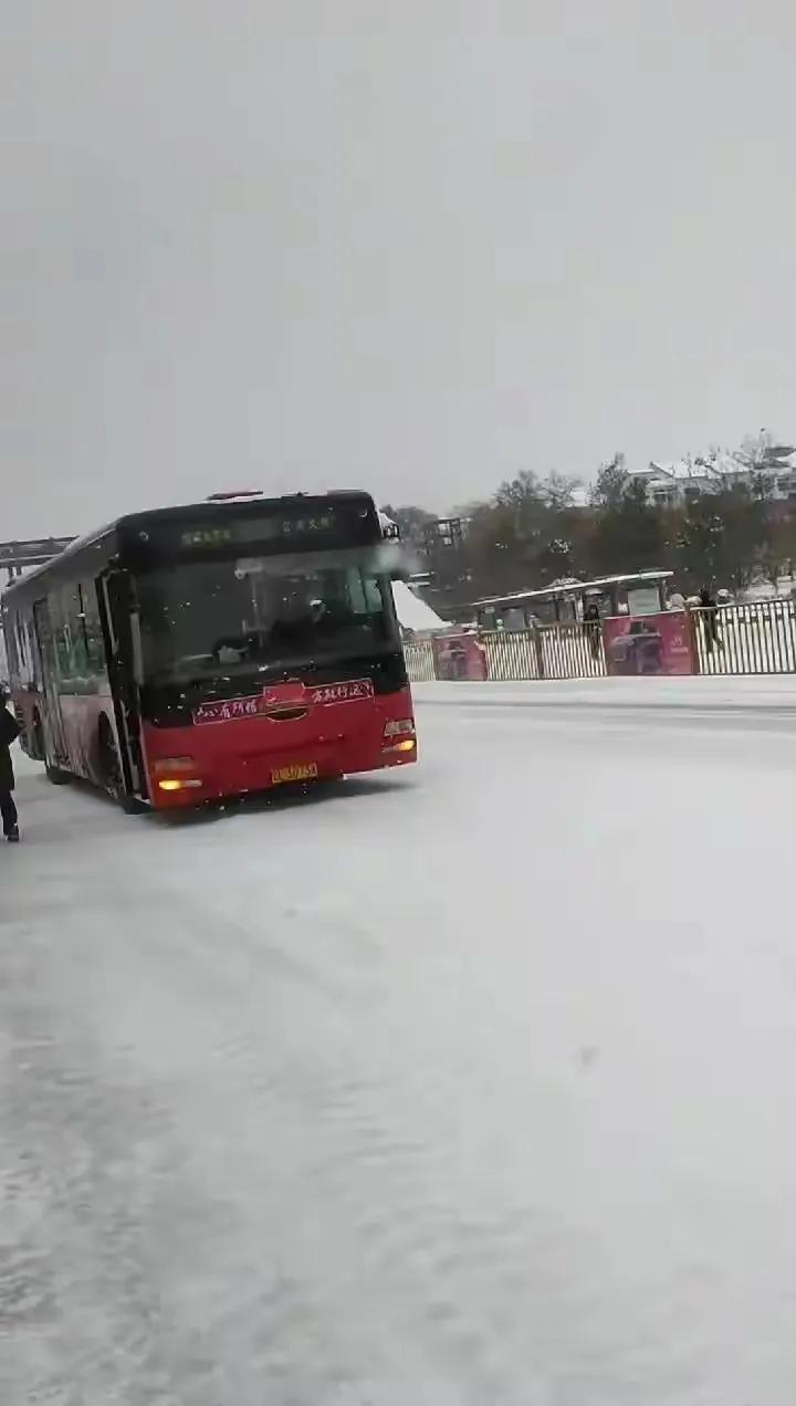 致敬老兵公交车,致敬盘锦