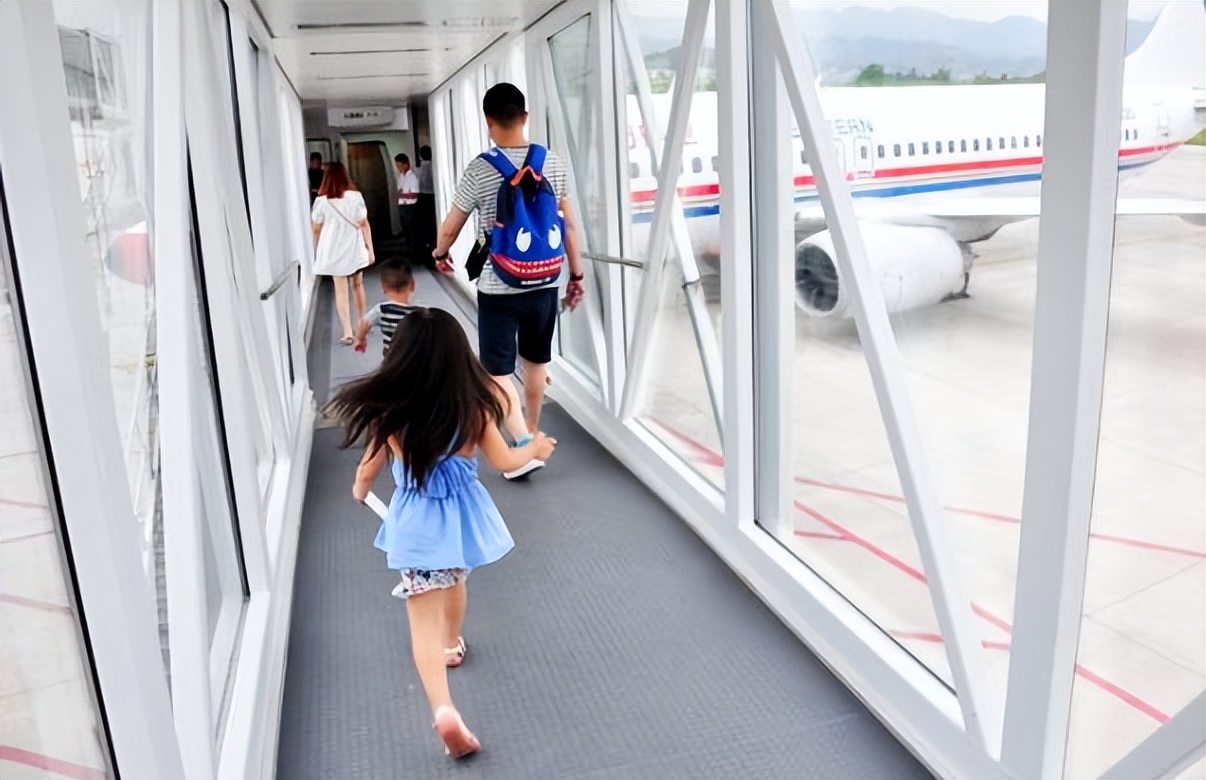 飞机上会提供哪些免费的东西,飞机上哪些东西是免费吃的