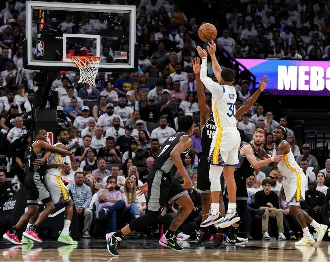 真有人觉得勇士没有主场哨？靠主场哨吊着一口气，不然垫底