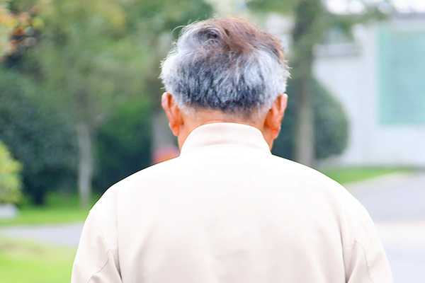 黑色染发剂最伤头发吗,黑色染发剂会不会不自然