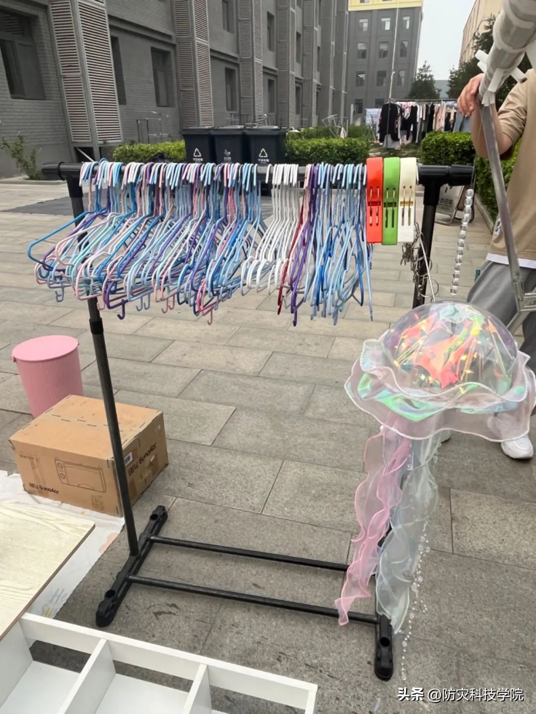 毕业季高校跳蚤市场火爆,大学毕业季活动跳蚤市场