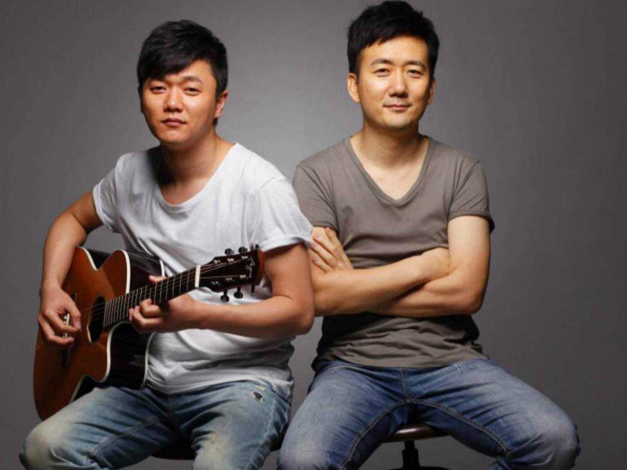 昔日爆红组合街头卖唱,曾经红极一时现在却卖唱的歌手