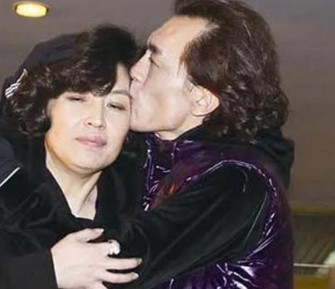 李咏离世4年，再看哈文的状况，才明白嫁给李咏是最好的选择