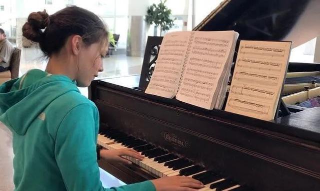 吃韭菜盒子涂美甲，轻松闯入决赛，谷爱凌这小姑娘到底啥人设