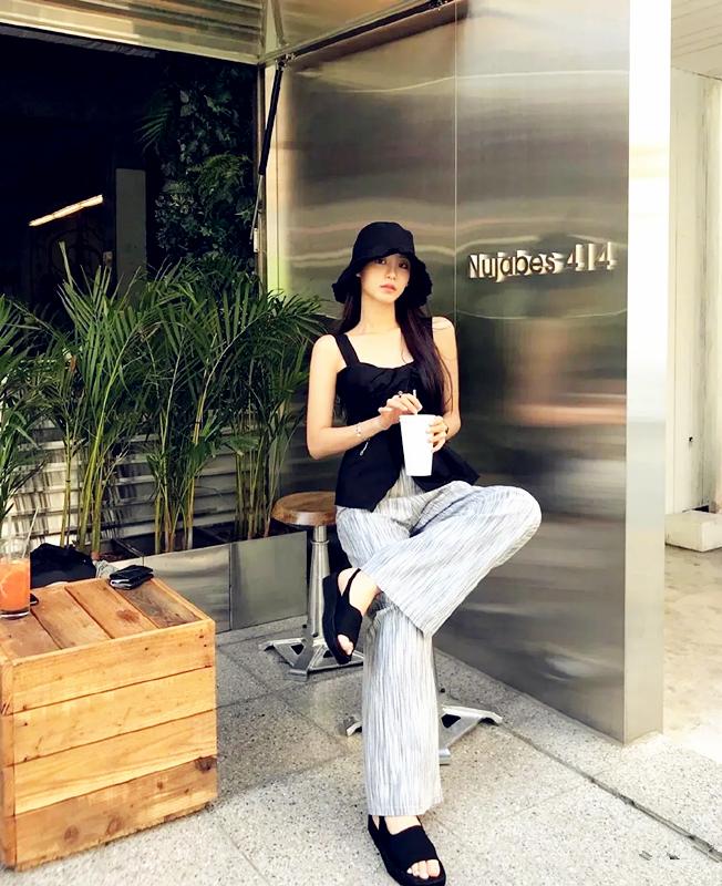 韩国穿搭博主轻熟穿搭 (韩国博主超实用基础款穿搭示范)