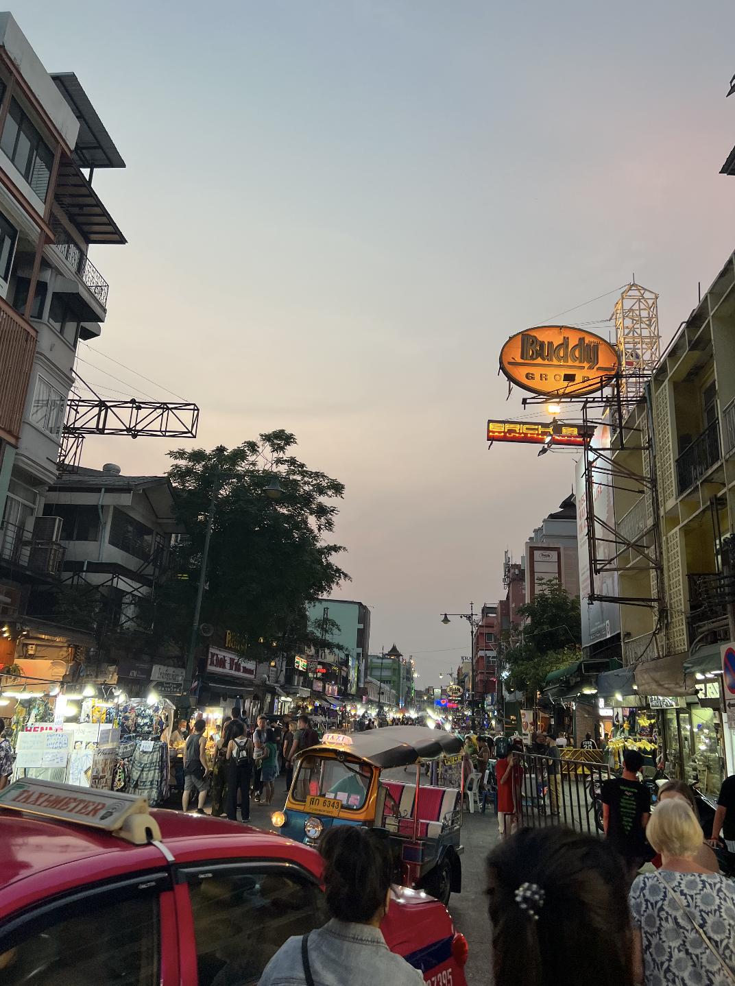 收到“噶腰子”新闻的时候，我正和老婆在泰国