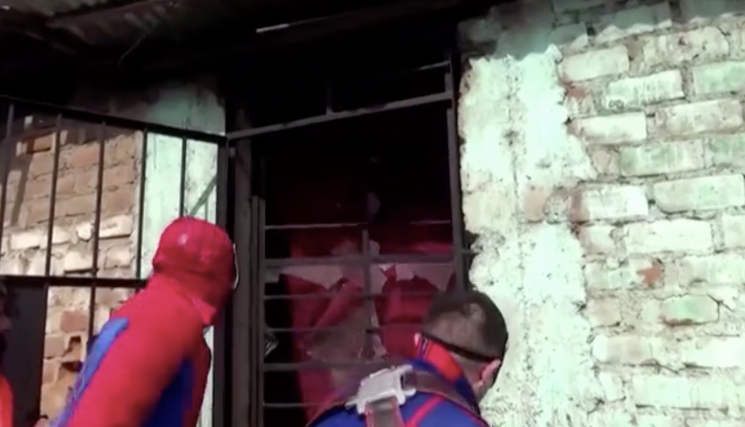 秘鲁缉毒警察cos,秘鲁警察假扮复联抓毒贩