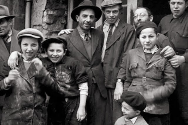 纳粹处决犹太人，两天枪毙三万多人，行刑前还拍照留念