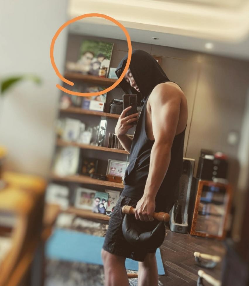 郑恺晒祖孙四代同框照,郑恺腹肌全部照片