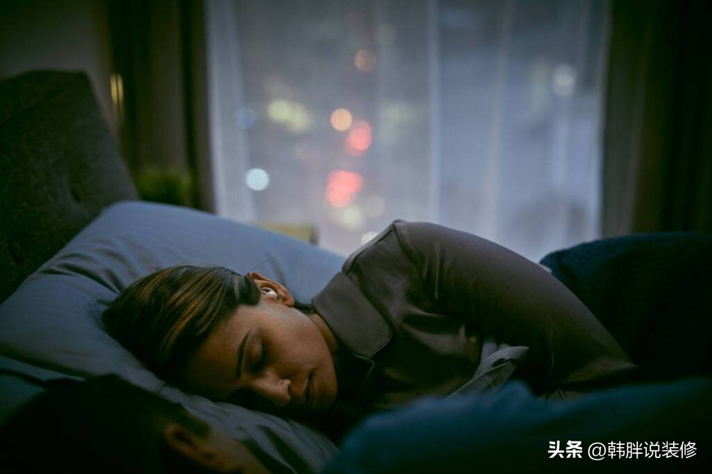 古人说头朝东脚朝西什么说法,古人说的睡觉头不对窗有什么讲法