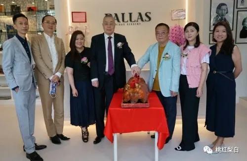 有钱人的名利场：甘比为什么要巴结82岁的他？