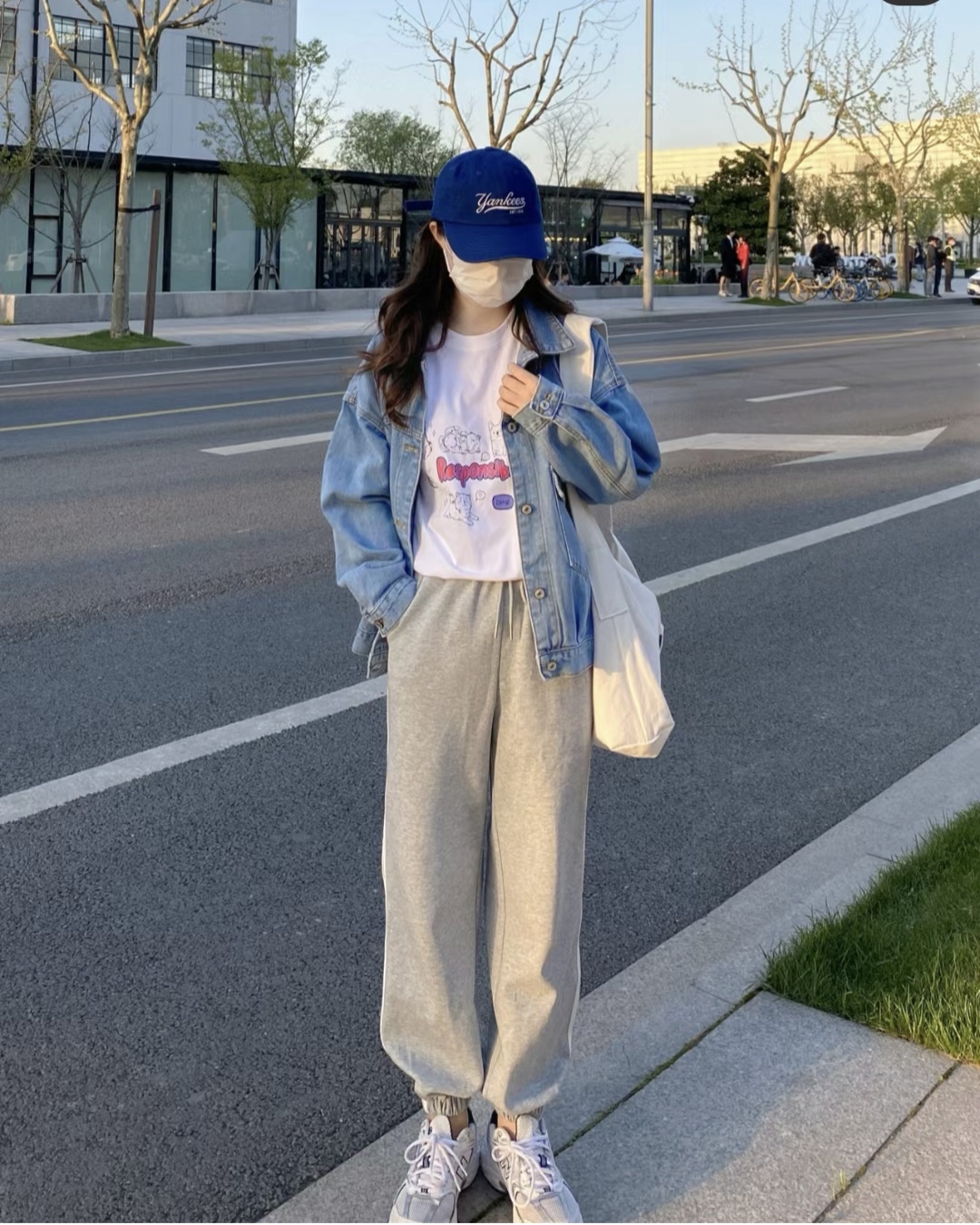 男装牛仔外套搭配什么裤子,牛仔外套搭配什么裤子好看