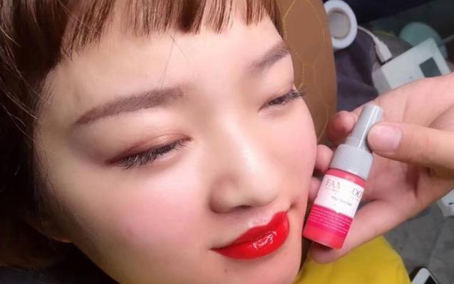 刚做了纹唇颜色太红怎么遮盖,纹唇掉痂后颜色很淡