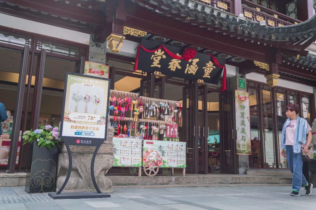 90后接棒大妈冲进直播间疯抢金条,90后老太太直播