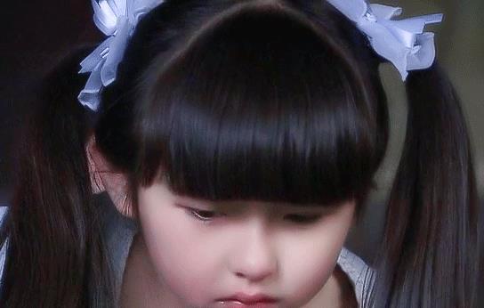 牛角胸罩，诱惑式舔刀尖，这些颠覆三观的镜头，看完让人一言难尽