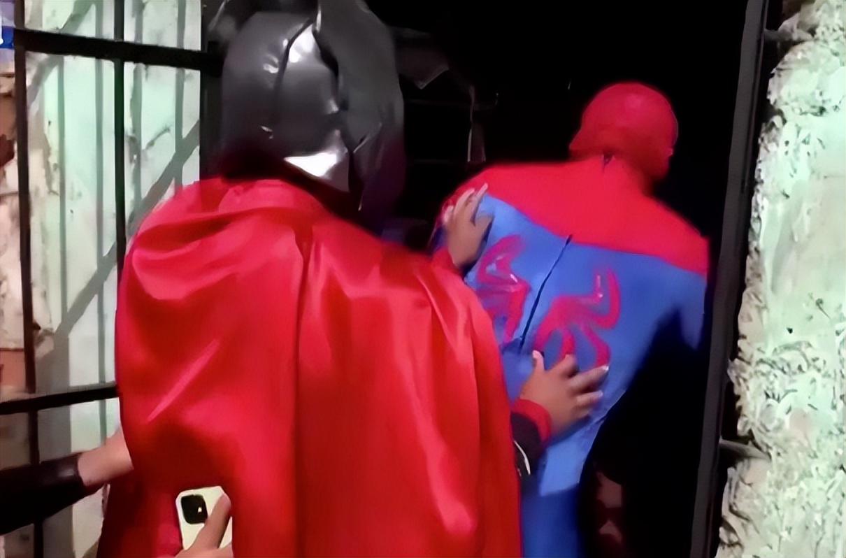 秘鲁缉毒警察cos,秘鲁警察假扮复联抓毒贩