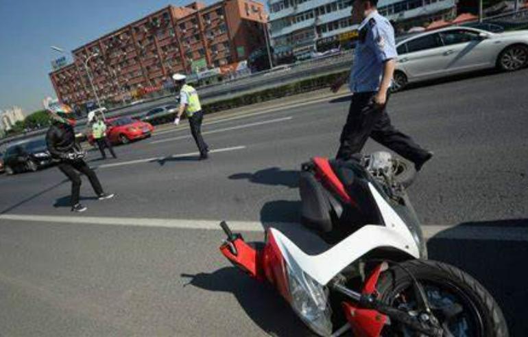 有摩托车驾照开无牌摩托车,有驾照驾驶无牌电动车怎么处罚