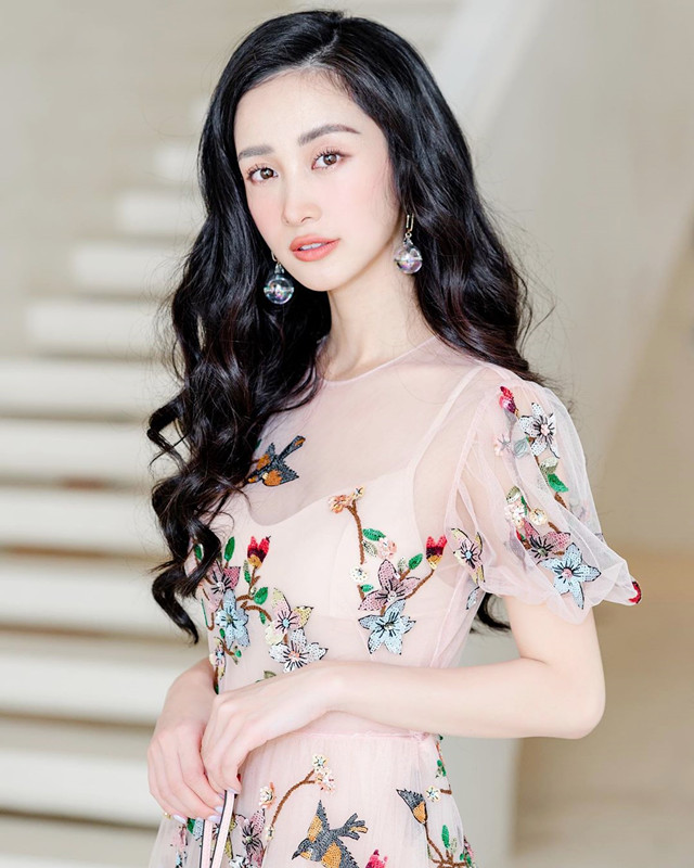 泰国顶级超模，人称“奶茶妹”，冰骨玉肌朦胧美，钟情于白色裙装