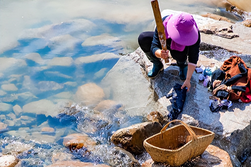 农妇洗衣服,农妇河边洗衣服引争议