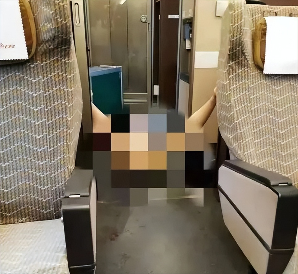 2021年女子“一丝不挂”大闹高铁，当众表演全裸劈叉，惊呆乘客