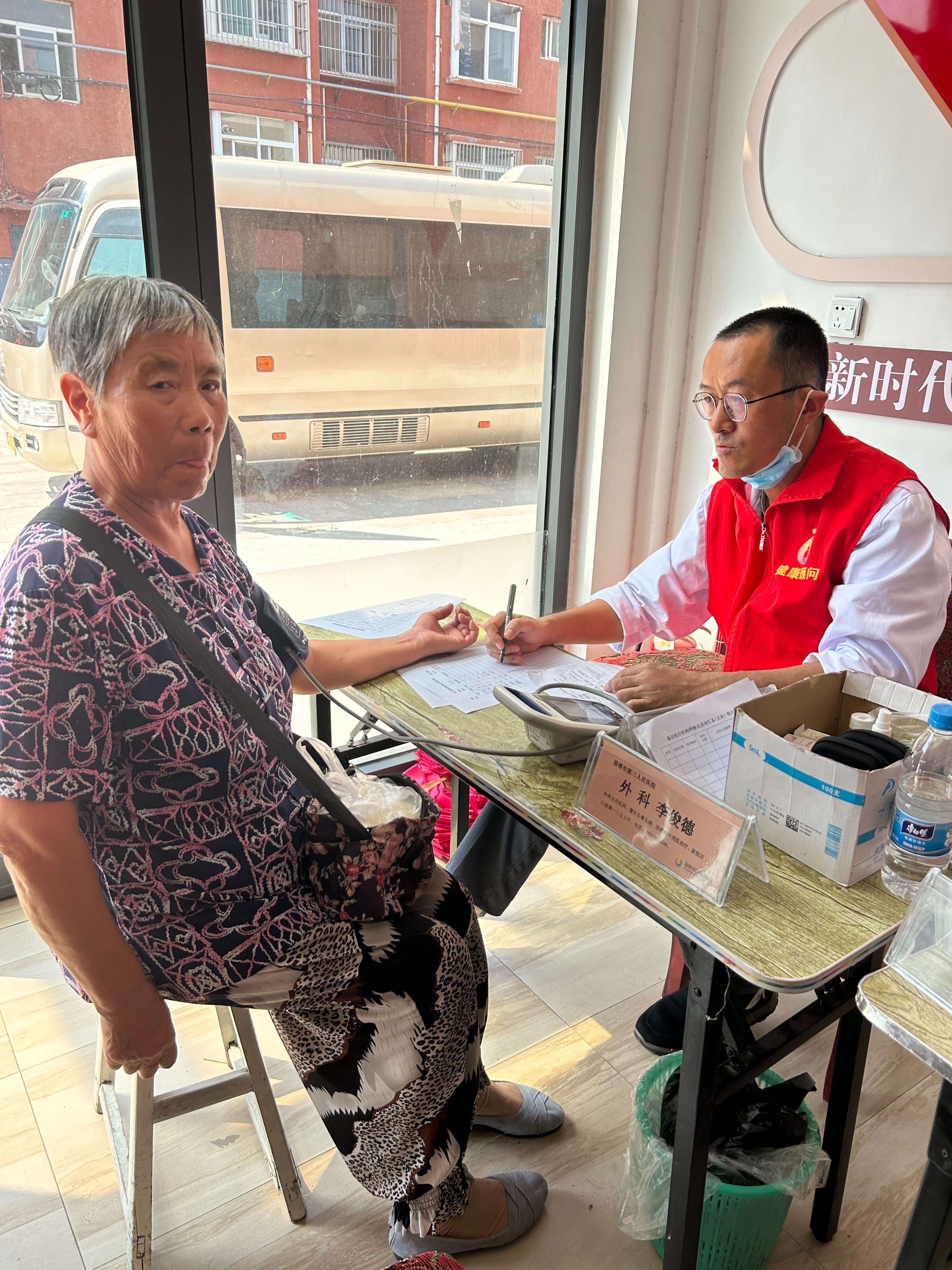 市三院联合宏仁堂“服务百姓健康行动”走进淄川龙泉镇龙二村义诊
