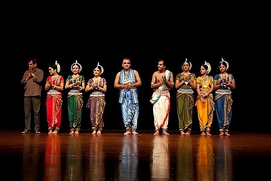 印度古典舞蹈的审美特征,中国印度舞蹈对比