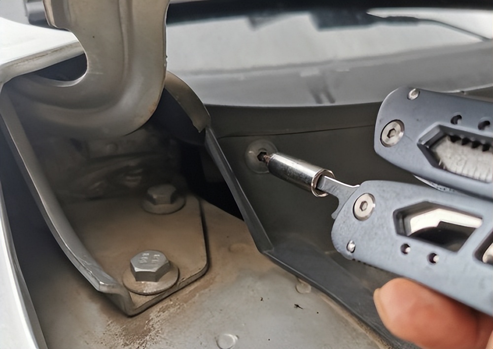 车里有股臭味是不是该换空调滤芯,车内有异味你的空调滤芯换了吗