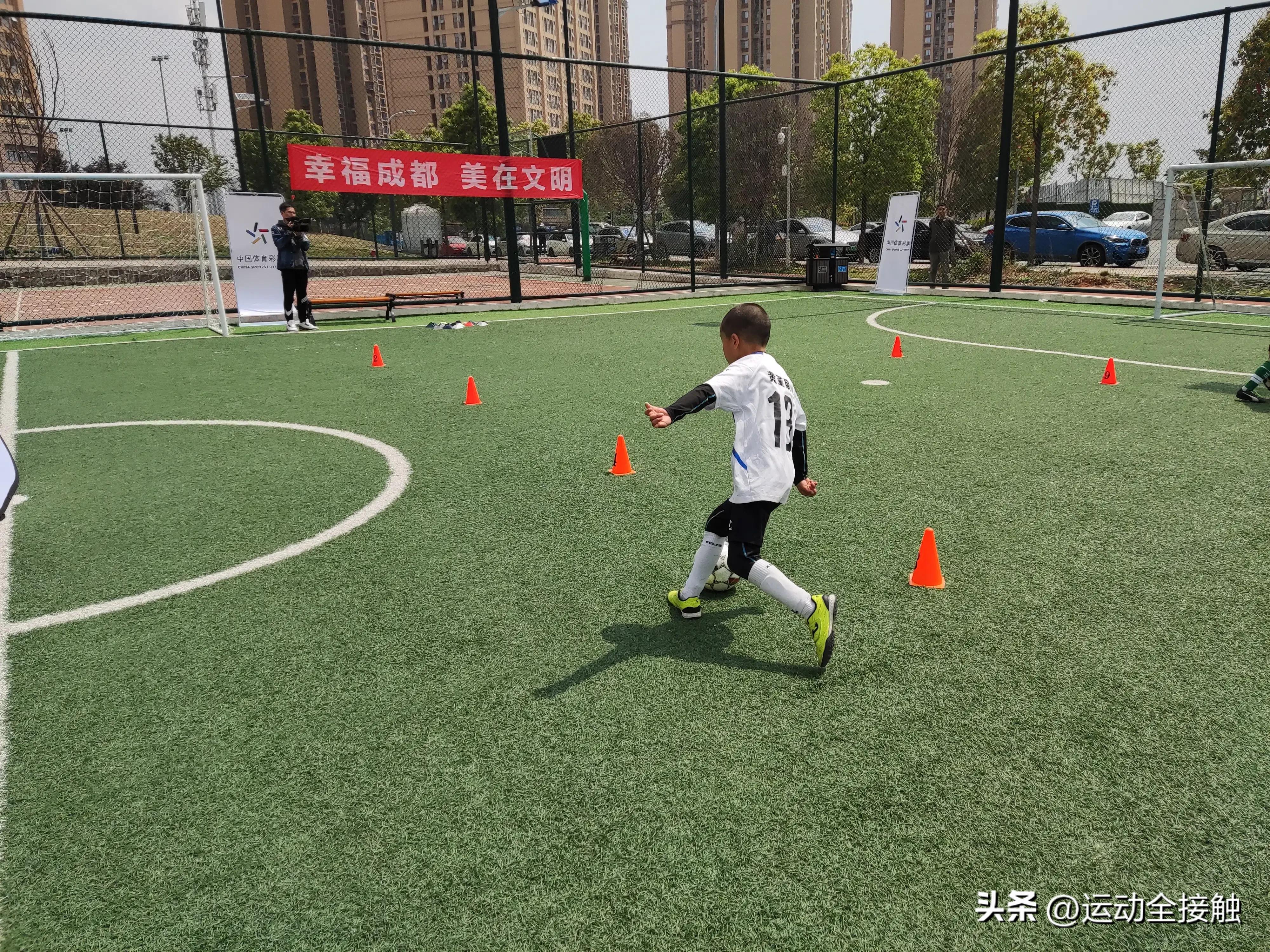 少儿足球联赛开赛,足球从娃娃抓起完整版