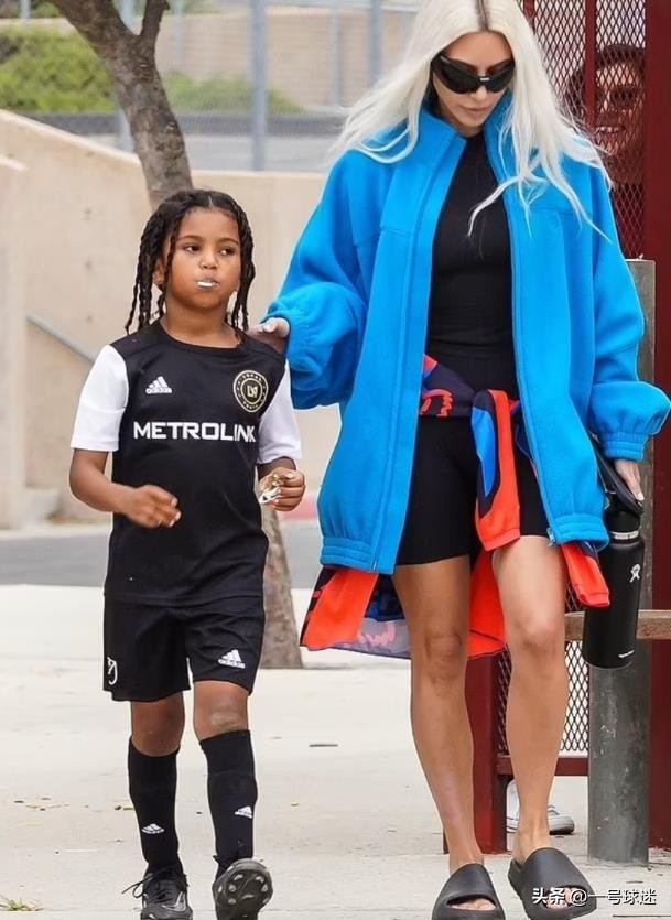 卡戴珊出街视频,41岁卡戴珊罕见陪儿子踢球