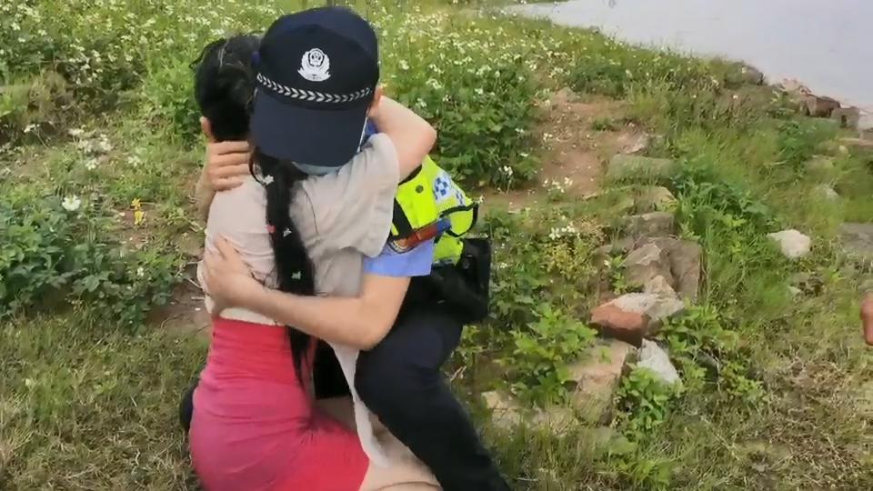 梧州警方救援轻生女子,北海女子欲轻生民警上演惊险救援