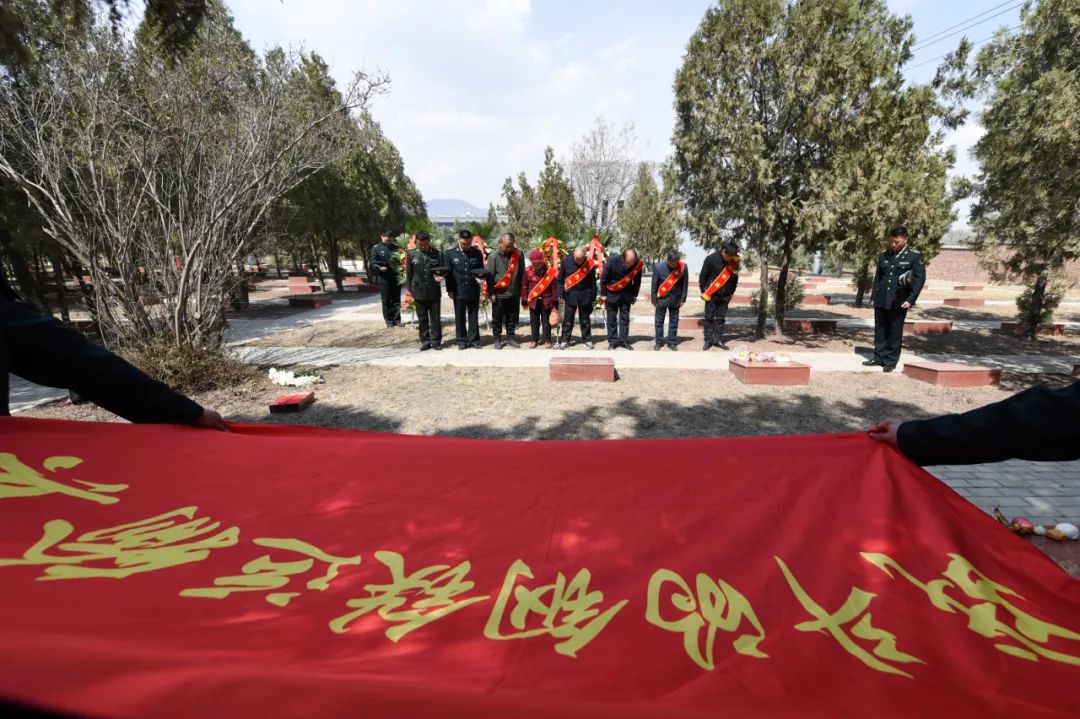 解放军清明缅怀红军先烈活动,清明祭奠革命先烈解放军鸣枪