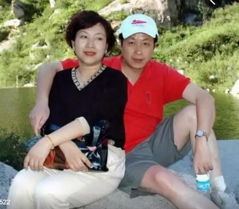 罗京去世近十年妻子改嫁豪门,罗京去世11年妻子携子改嫁富商