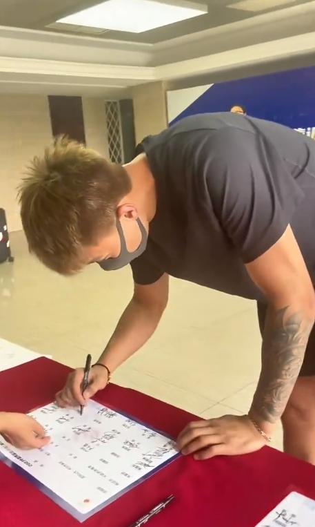 杜润旺胡明轩赵睿一起站起来,宏远三队队长赵睿