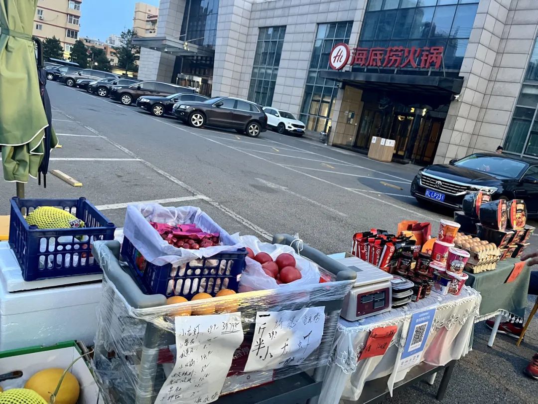 餐饮业摆摊自救：酒吧老板摆摊卖凉皮，烤鸭店卖蔬菜