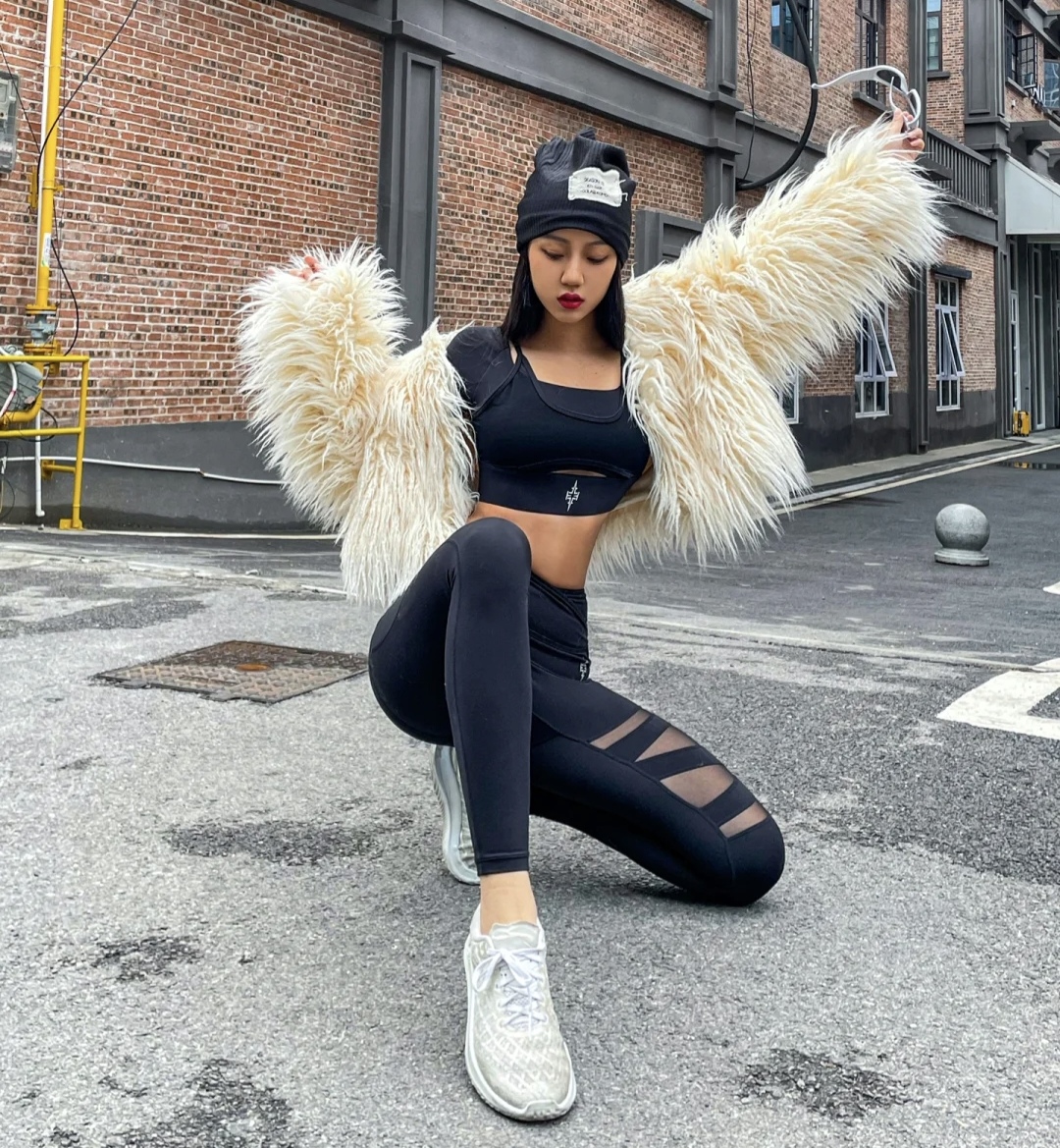 瑜伽裤穿出自然不做作风情,瑜伽裤穿出高级感