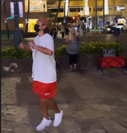 罗志祥在国外大街上搞怪,做各种滑稽的动作,疑似又开始放飞自我