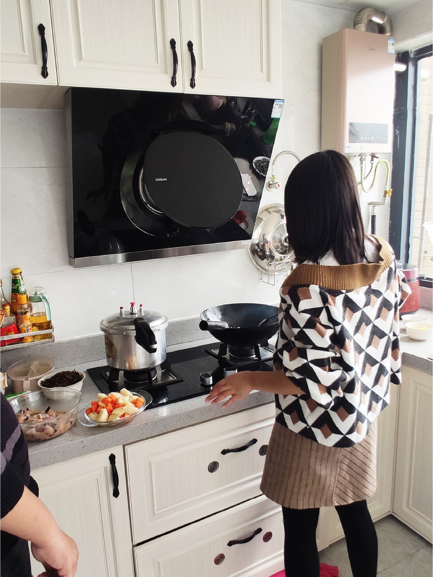 油烟机侧吸和集成灶哪个好用,油烟机用侧吸好还是集成灶好