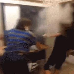 “是小蛇出了轨，还是青蛙劈了腿？”这是现实版的美杜莎？哈哈