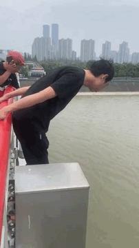 外卖小哥一跳拍掉箱子,外卖小哥跳嘉陵江