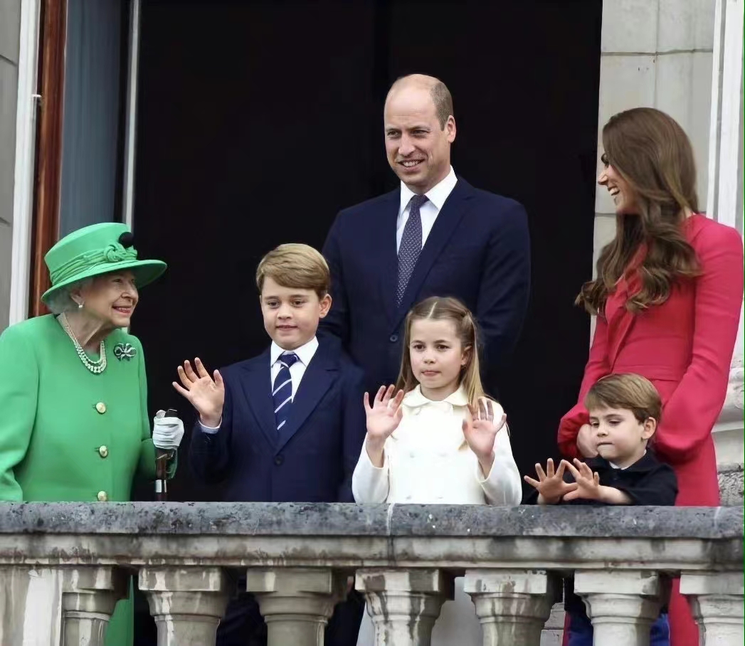 夏洛特豪气“喊话”英女足，威廉自豪做女儿传声筒，与有荣焉