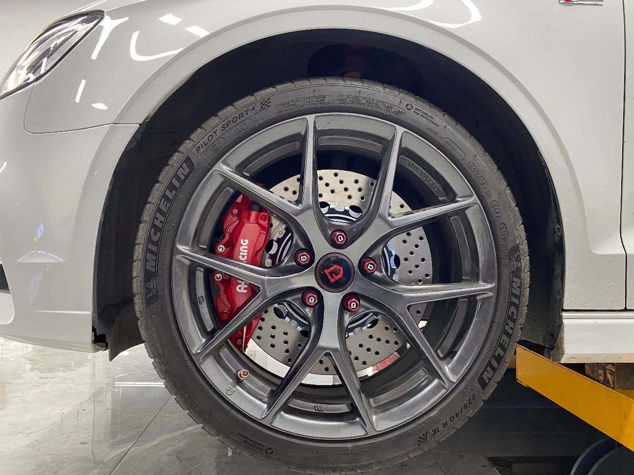 奥迪A3刹车升级Ap9040六活塞355碟盘，18寸轮毂，红色骚鲍鱼